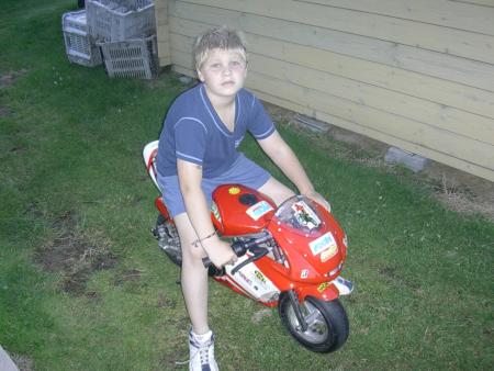 Louis sur le poketbike